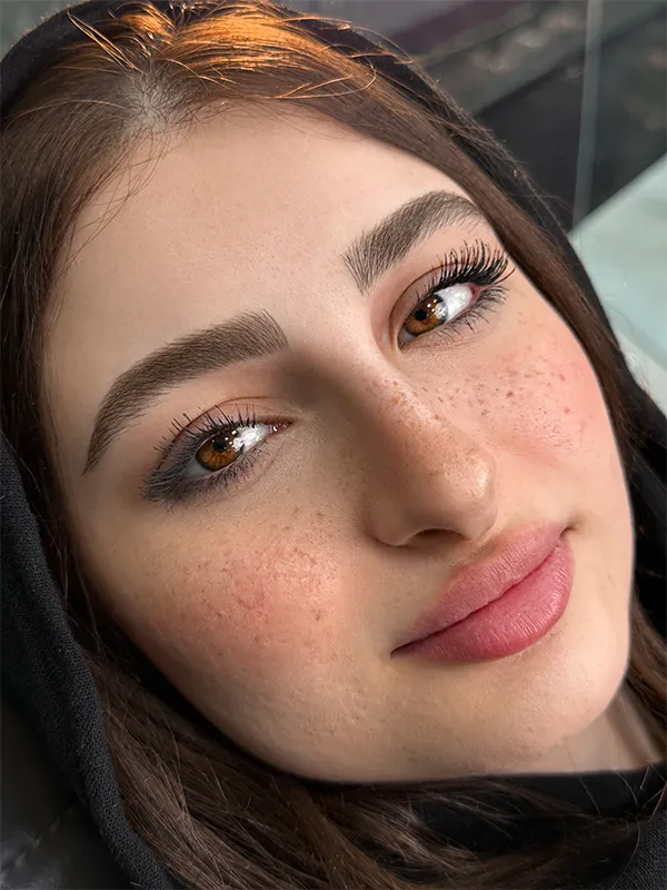 سارا و نیکا در مرکز میکروبلیدینگ مریم حمزه ای