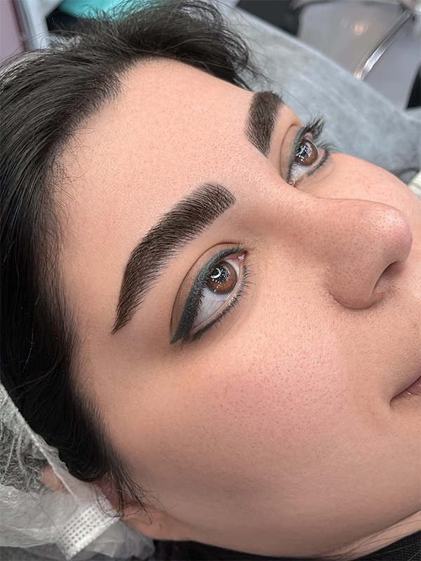فیبروز ابرو رنگ قهوه ای سوخته در مرکز زیبایی مریم حمزه ای